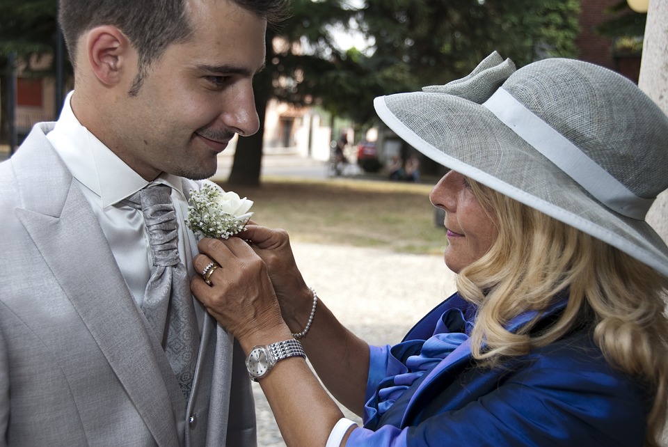 Treat Your Mom – Make Her Fashionable at Your Wedding